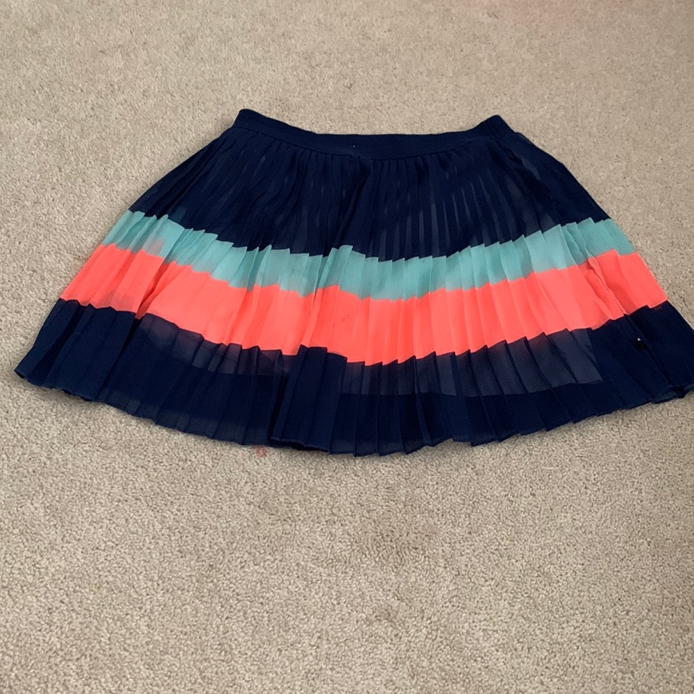 Elastic waistband. Very comfortable. Little short.